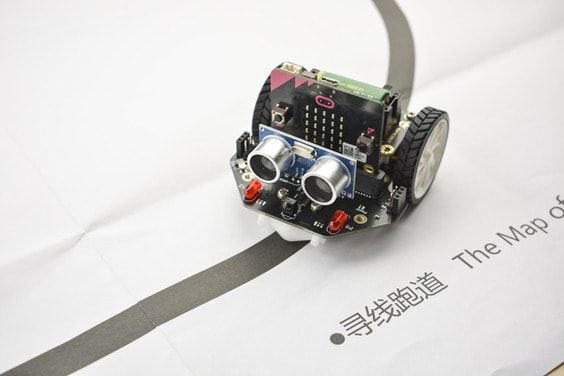 micro: Maqueen Çizgi İzleyen Robot Pisti